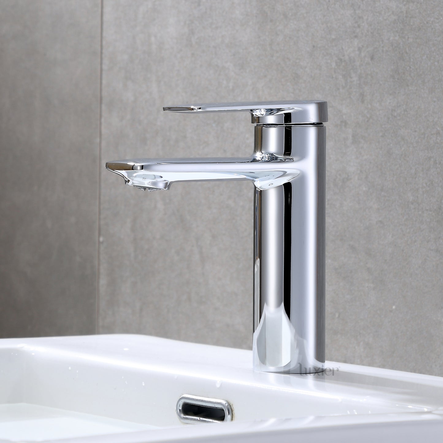 Single Hole Single-Handle Bathroom Faucet with drain in Chrome