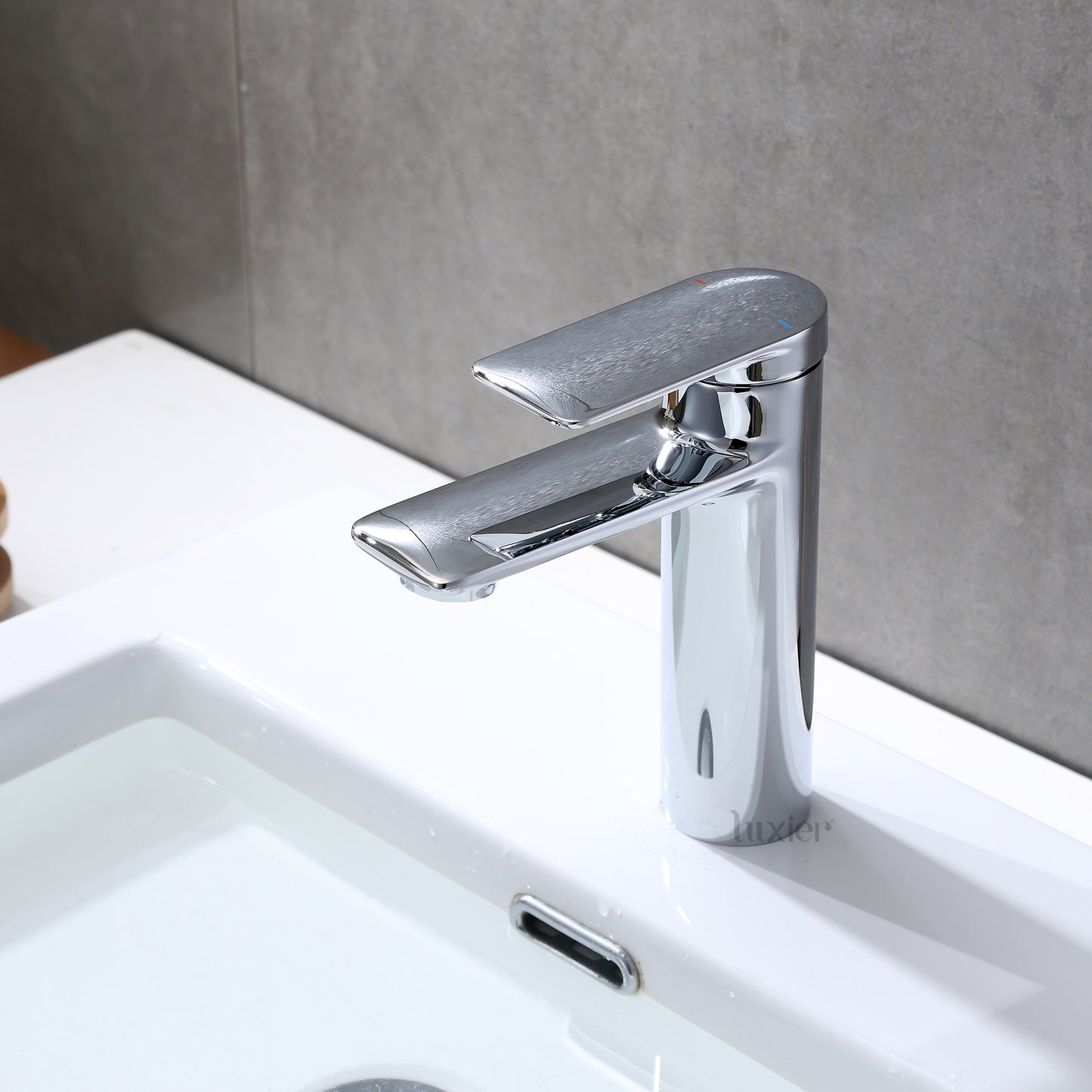 Single Hole Single-Handle Bathroom Faucet with drain in Chrome