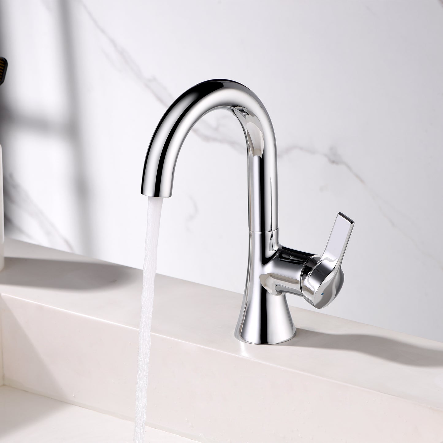 Single Hole Single-Handle Bathroom Faucet with drain in Chrome