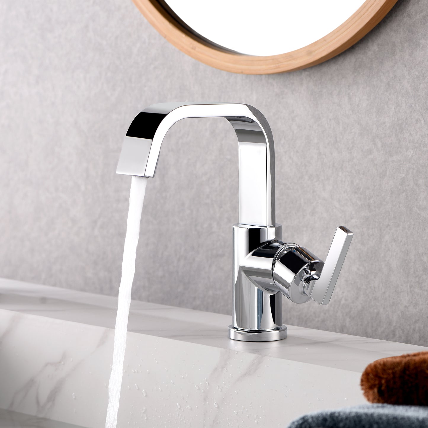 Single Hole Single-Handle Bathroom Faucet with drain in Chrome