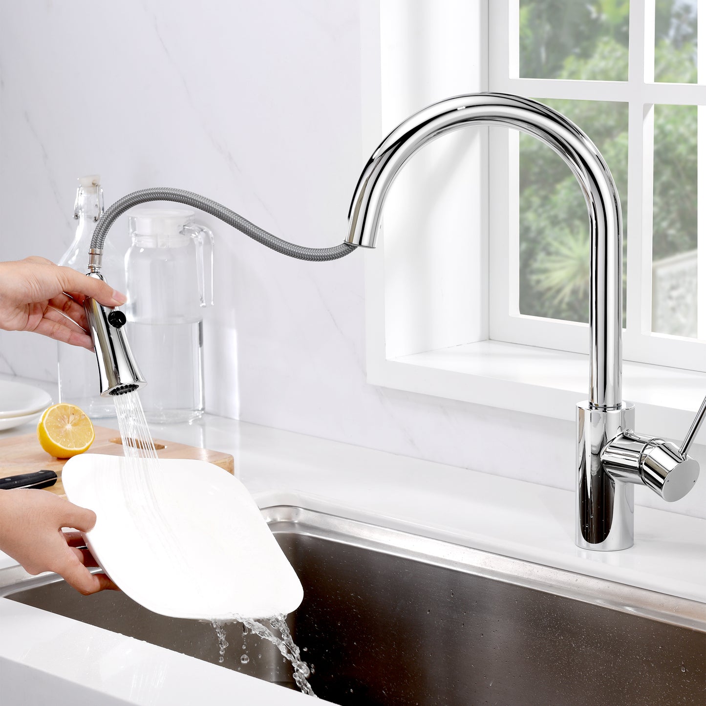 Single-Handle Pull-Down Sprayer Kitchen Faucet with 2-Function Sprayhead 298 in Chrome